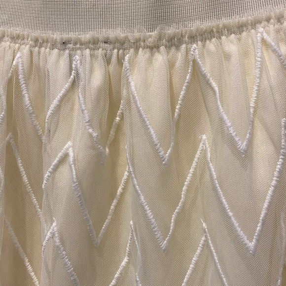 2/$10 American Eagle Outfitters White Chevron Stripe Mesh Skirt Size S - Picture 2 of 3